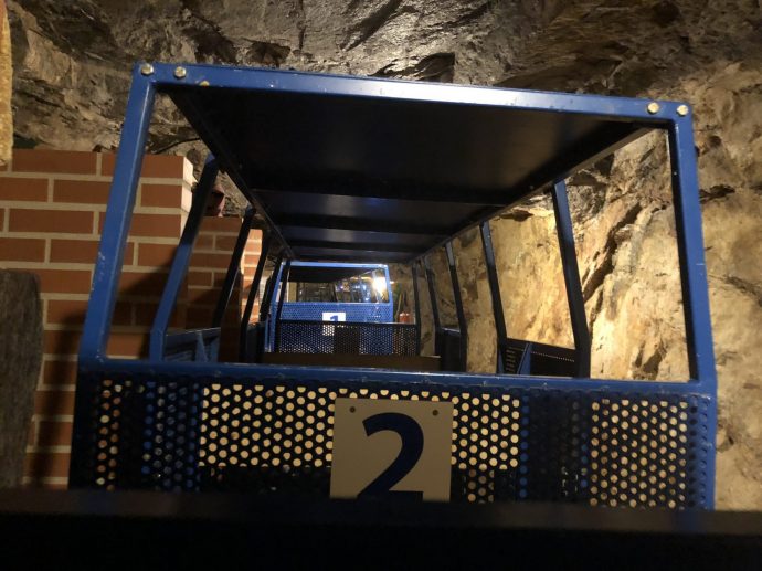 Die Grubenbahn passt haargenau in den Stollenquerschnitt