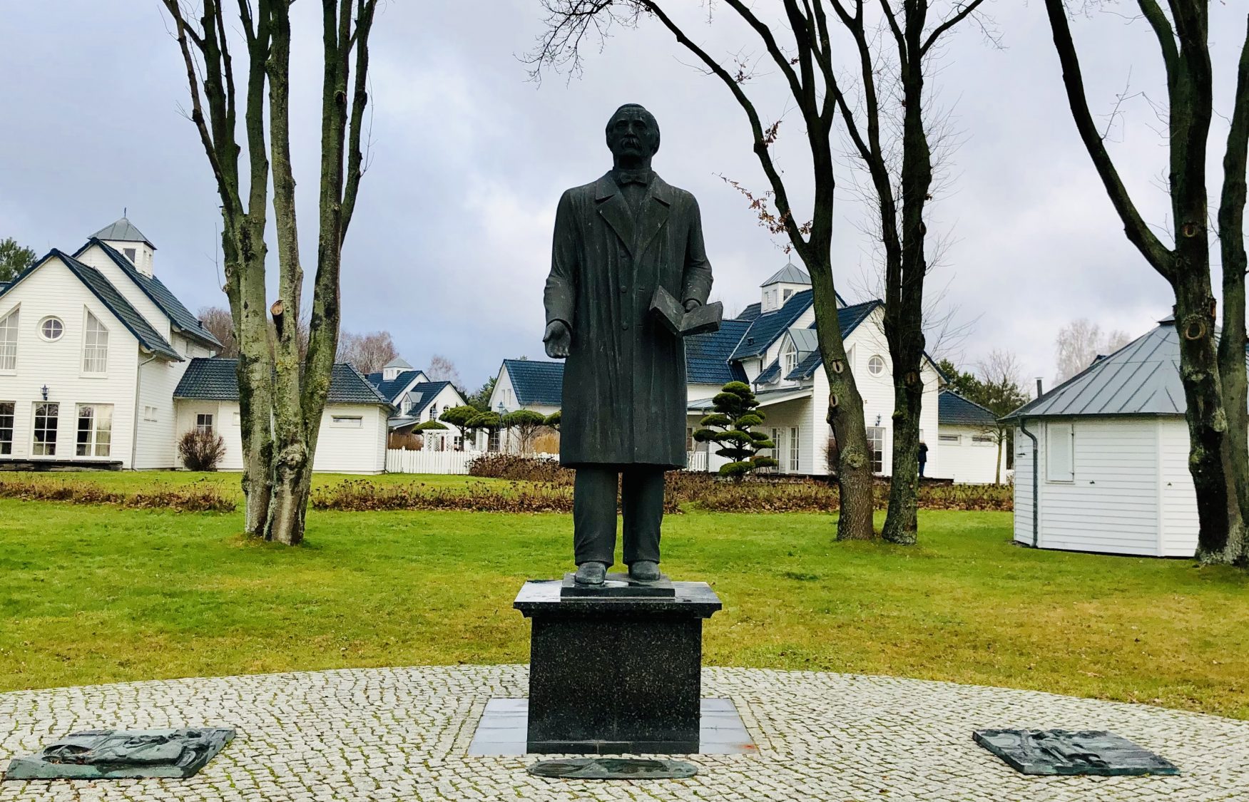 Das von Dietrich Rohde gestaltete Fontane-Denkmal steht im Precise Resort Schwielowsee, Foto: Weirauch