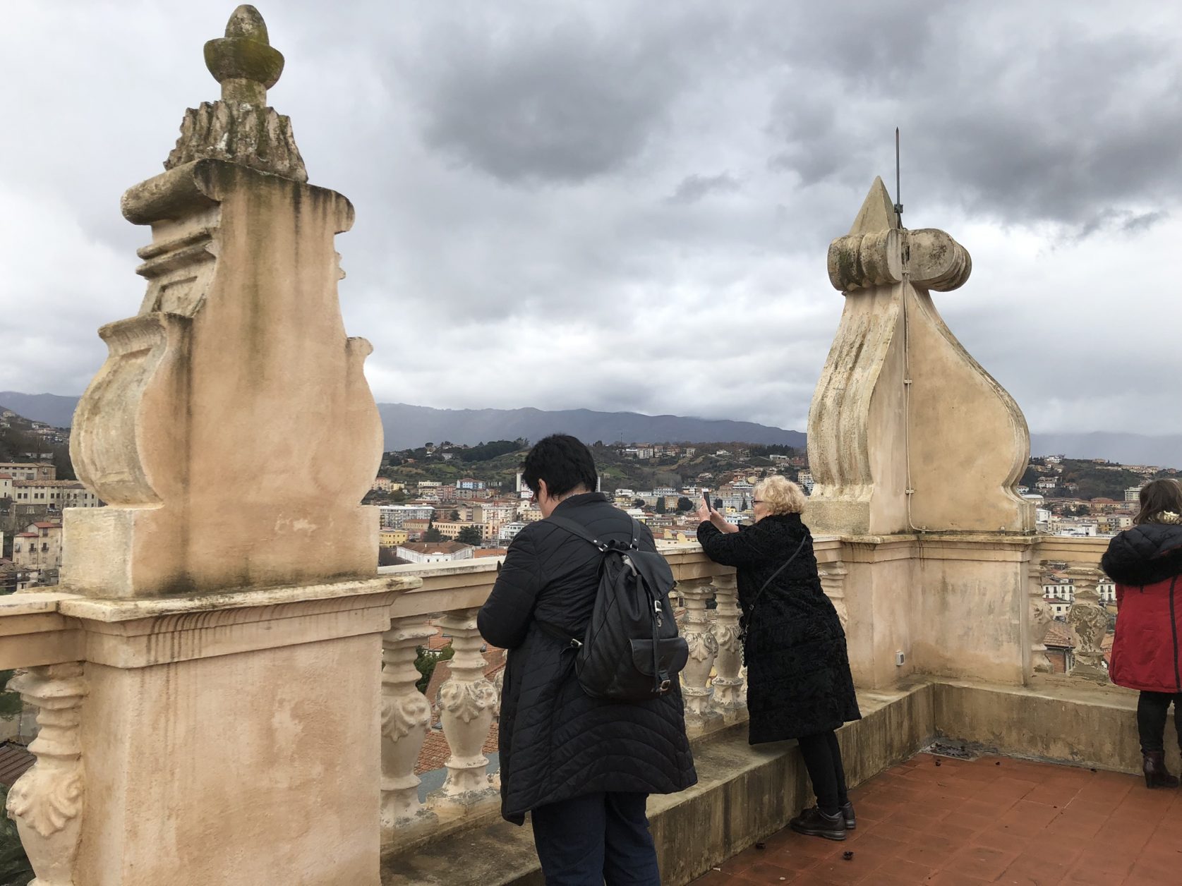 Von der Terrasse der Villa Rendano blickt man weit ins Land