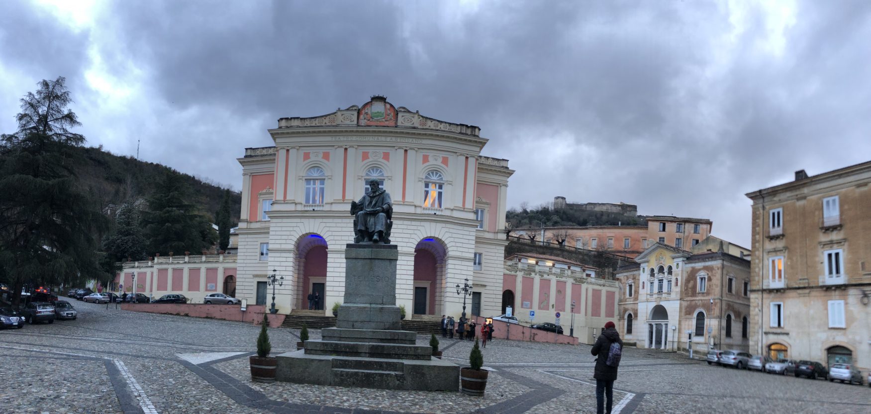 Vor dem Theater erinnert ein Denkmal an Bernardino Telesio, den Philosoph und Naturforscher.