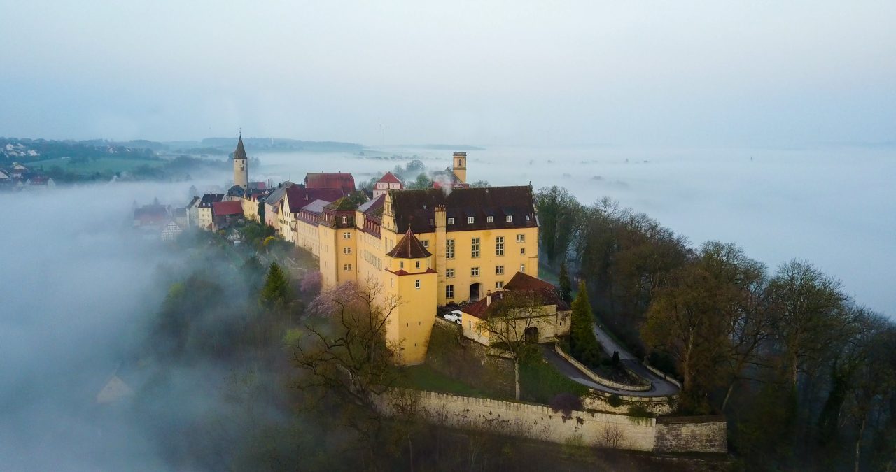 Kirchberg-Jagst_Ort-und-Schloss-im-Nebel Burgenstraße - Foto Sohl Media