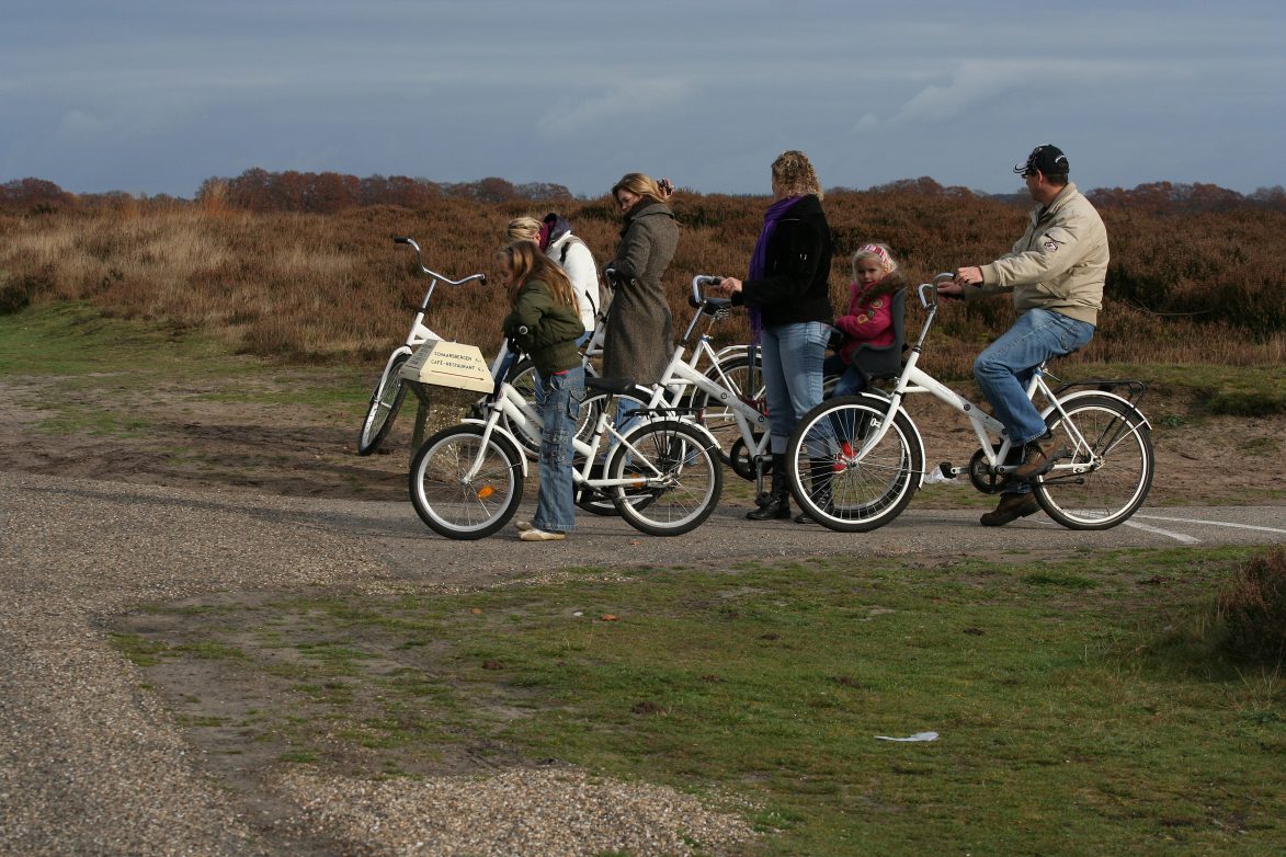Mit den Leihfahrrädern durch den Park_ Quelle Nationale park De Hoge Veluwe