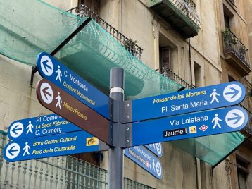 Gut ausgeschildert sind die Sehenswürdigkeiten in Barcelona, Foto: Weirauch