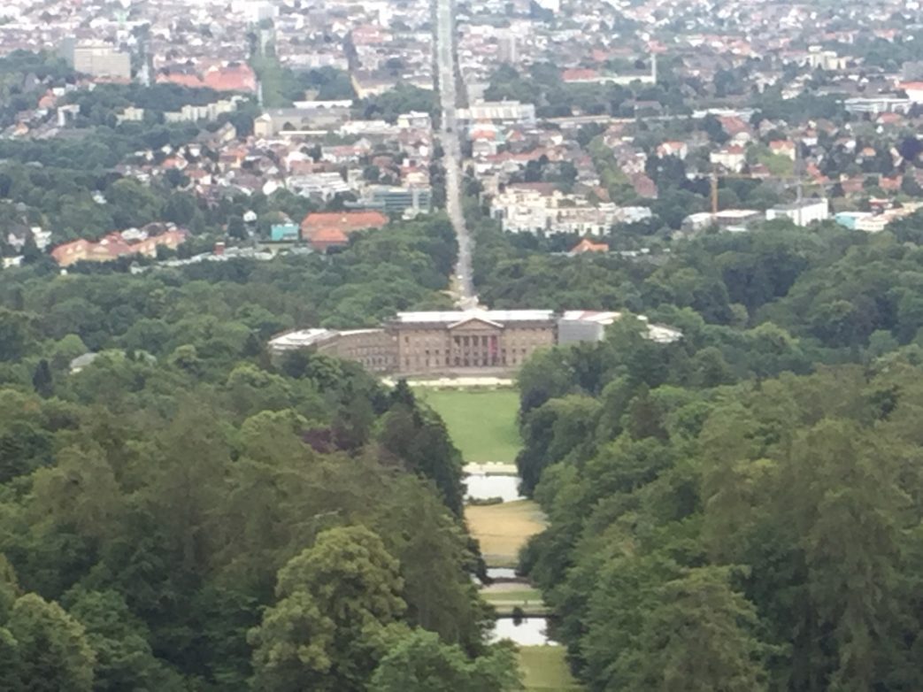 Blick auf Schloss Wilhelmshöhe vom Herkules aus Foto: Weirauch
