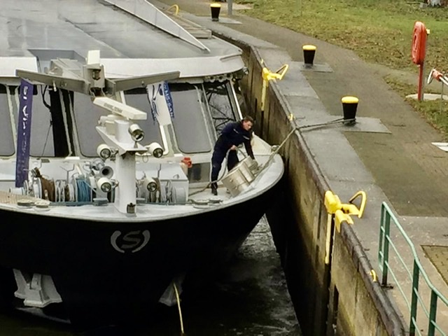 Bootsmann Alex vertäut das Schiff in der Schleuse Bernburg Foto: Weirauch