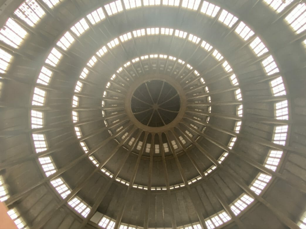 Die Kuppel war zum Zeitpunkt der Fertigstellung mit einer freien Spannweite von 65 Metern Durchmesser im damaligen Deutschland die größte dieser Art
