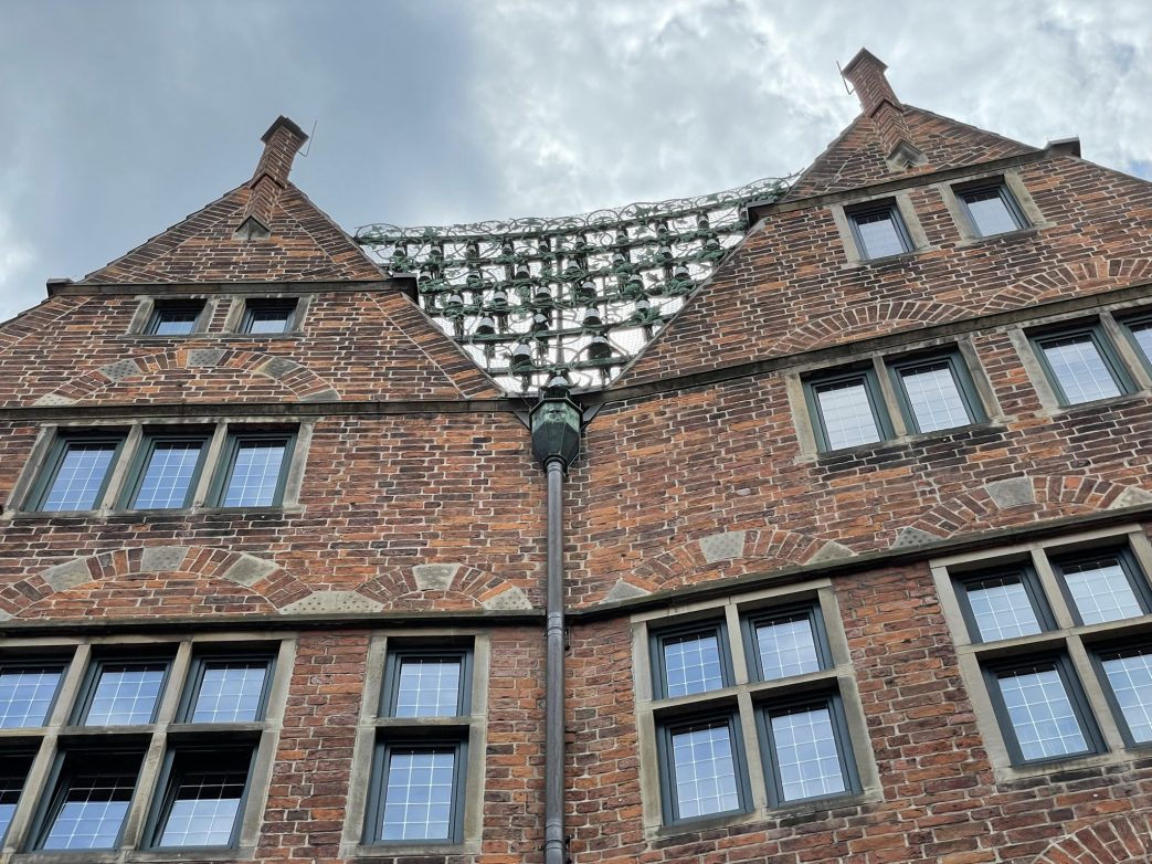 Am "Haus des Glockenspiels" erklingen zwischen 12 und 18 Uhr zu jeder vollen Stunde, 30 Meißner Porzellanglocken